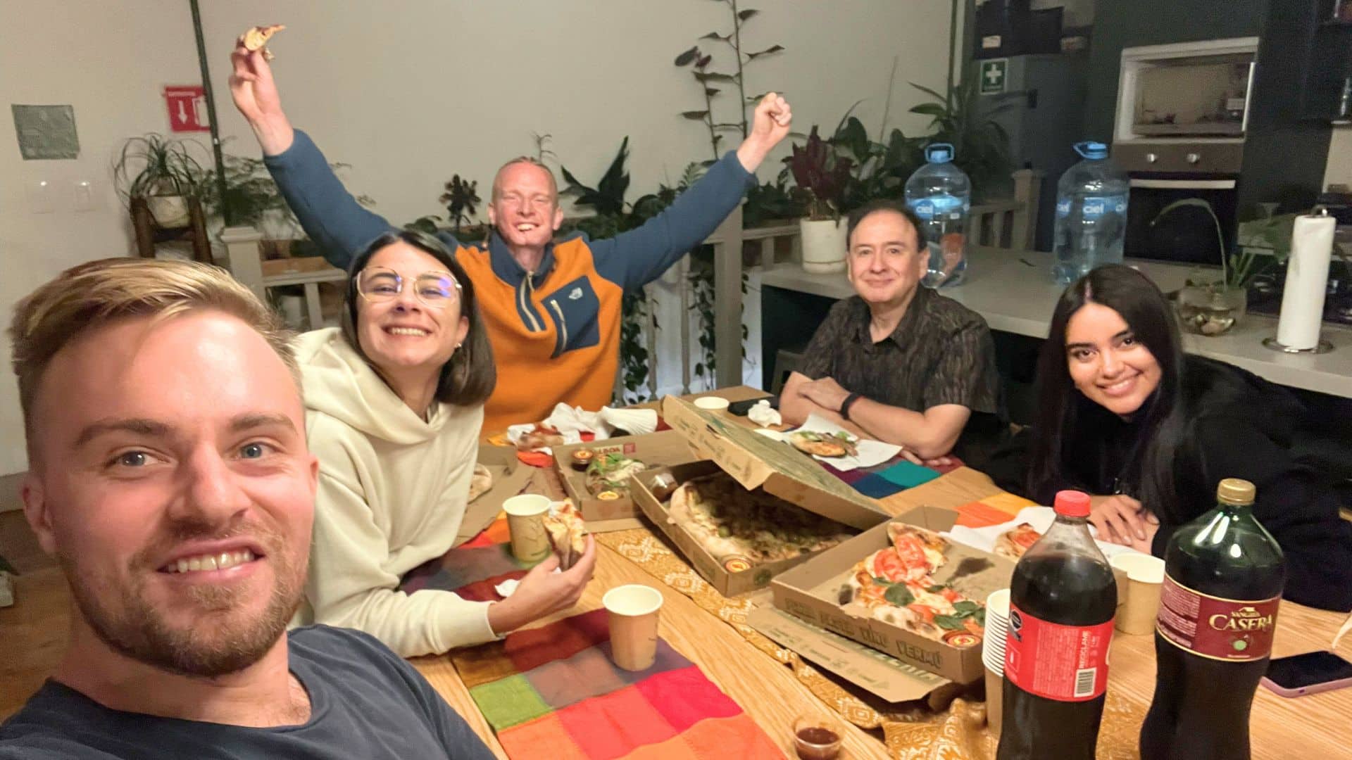 Compartiendo risas y buena comida en la cocina de un coliving en la Roma Norte, Ciudad de México.