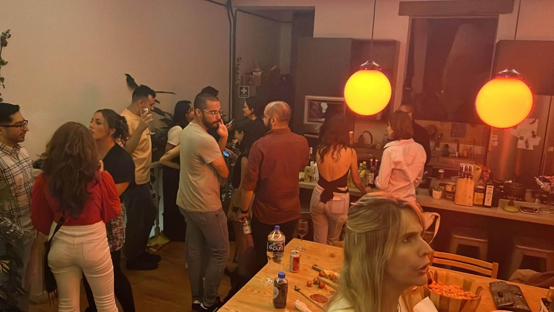 Momentos de conexión y comunidad durante un evento en nuestro coliving en Roma Norte, CDMX.