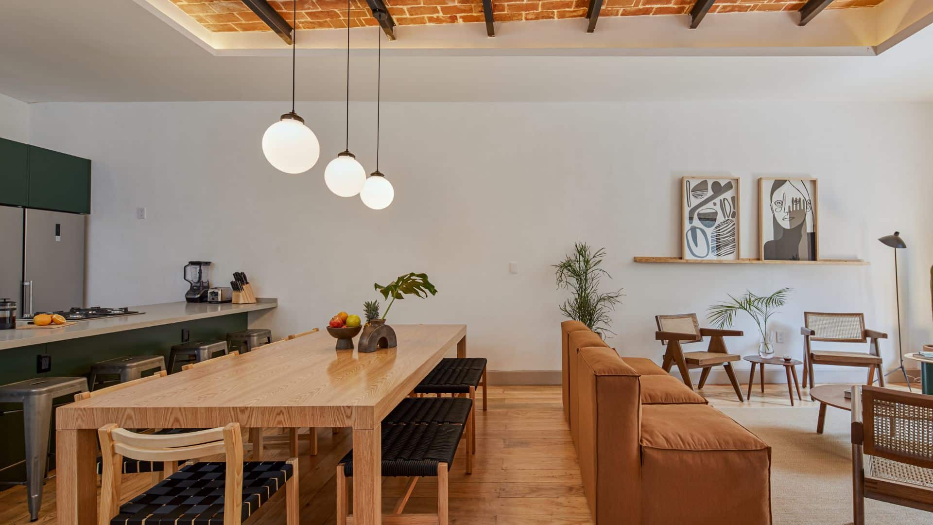 Vivir en la Roma CDMX: Guía completa para disfrutar de este vibrante barrio Covive Coliving Espacio de coliving en la Roma CDMX con sala y cocina compartida.