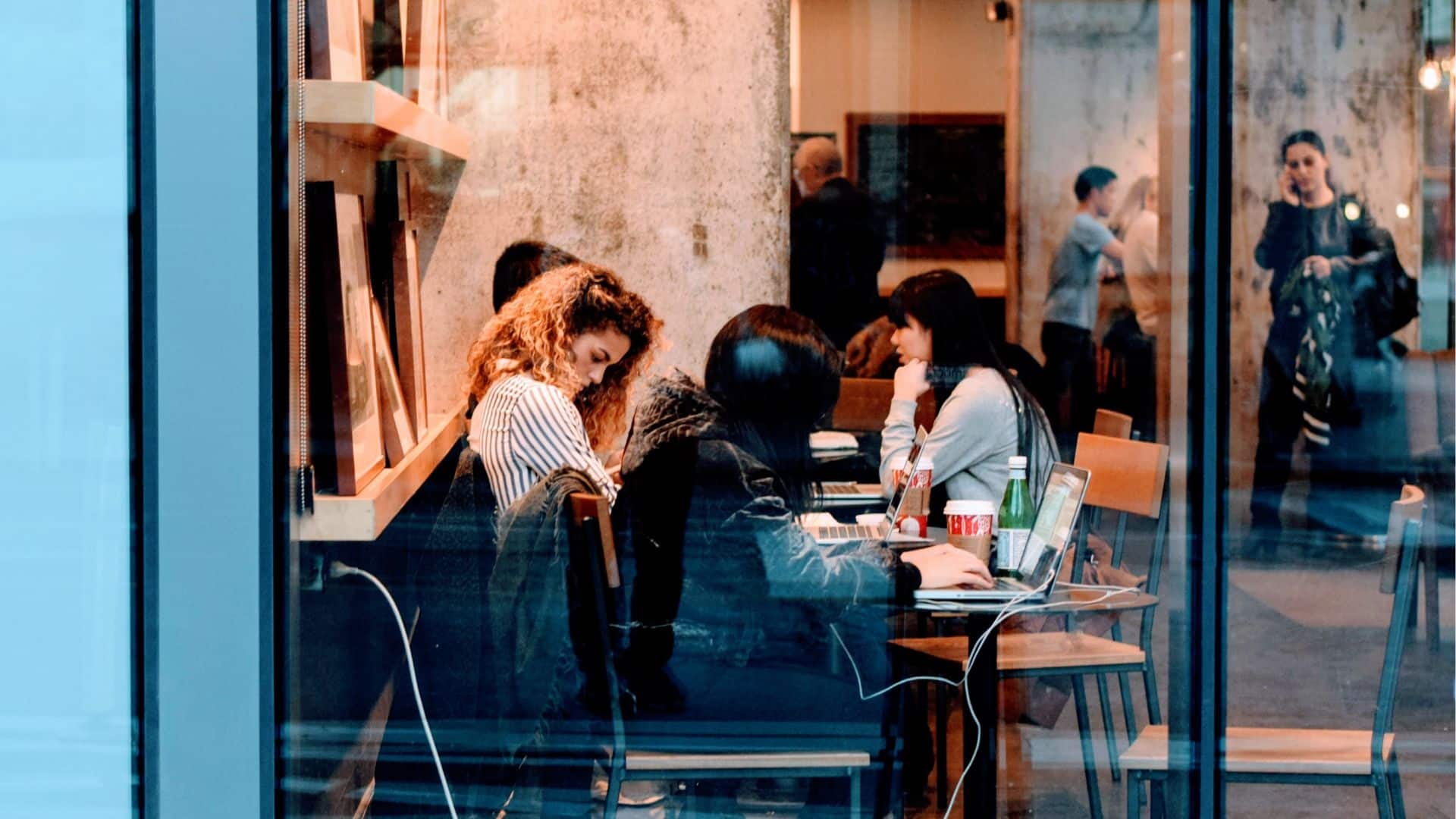 Vivir en la Roma CDMX: Guía completa para disfrutar de este vibrante barrio Covive Coliving Nómadas digitales trabajando en cafetería de la Roma CDMX.