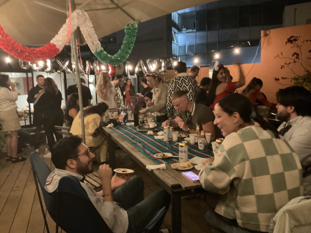 Amigos celebrando juntos en una casa de coliving en la Ciudad de México.