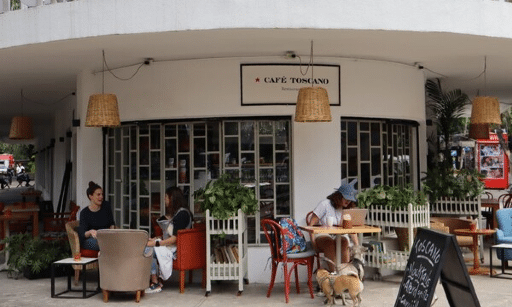 Coliving con sabor mexicano: comunidad, tradición y vida en la CDMX Covive Coliving Personas disfrutando en una cafetería de la Ciudad de México con ambiente comunitario.