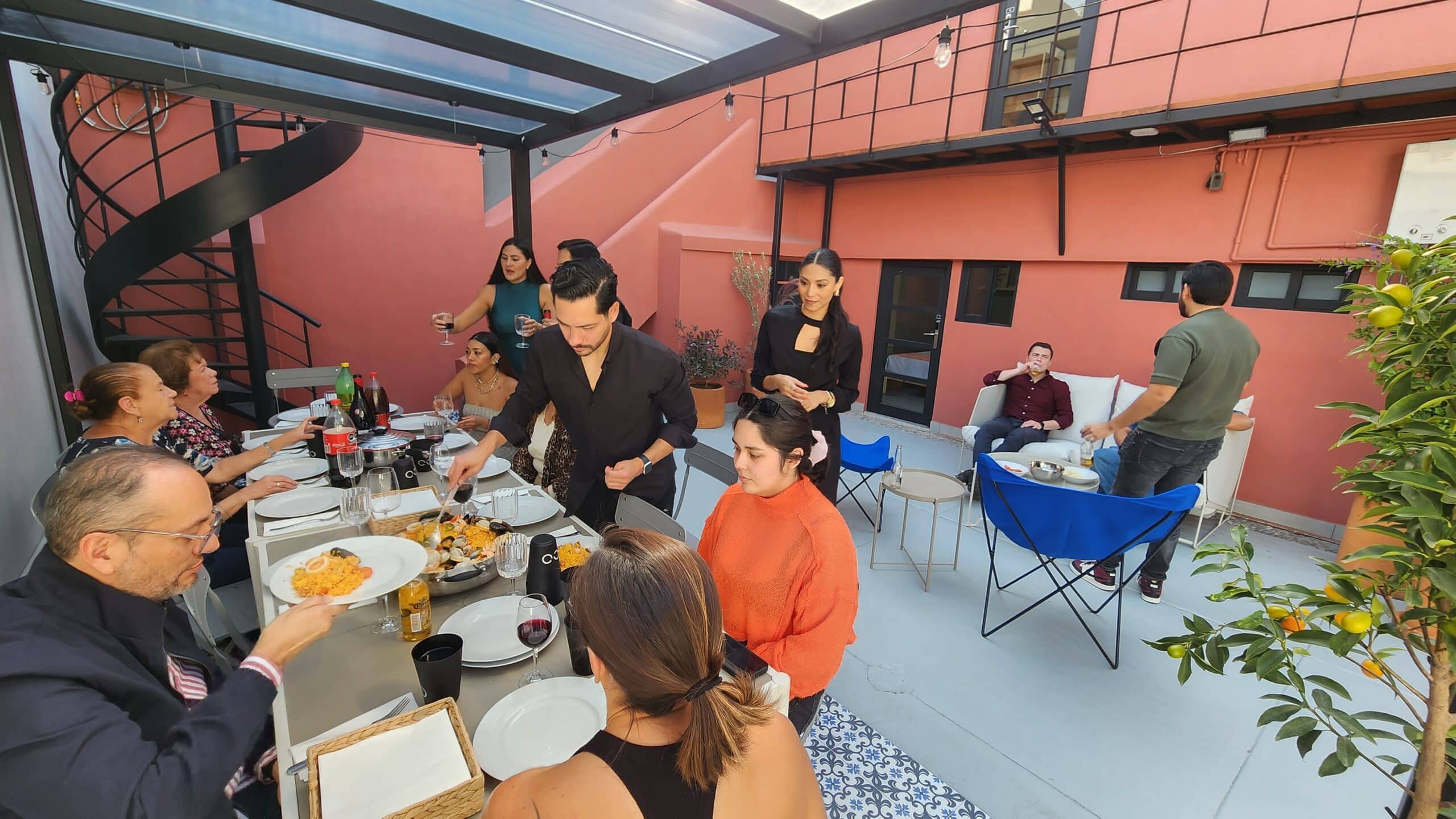 Comunidad disfrutando una comida en el patio de una casa de coliving en la CDMX.