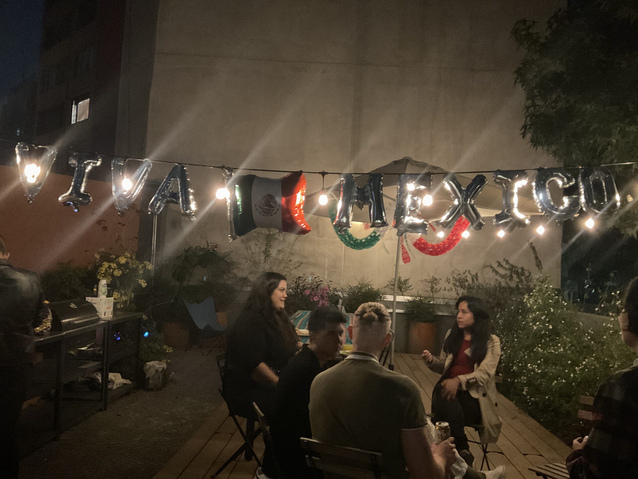Habitantes de coliving compartiendo una comida y conversación en comunidad en la CDMX.