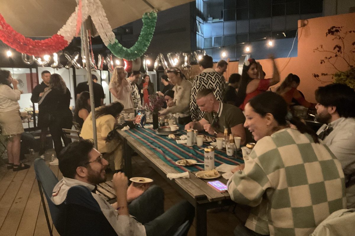 Amigos celebrando juntos en una casa de coliving en la Ciudad de México.