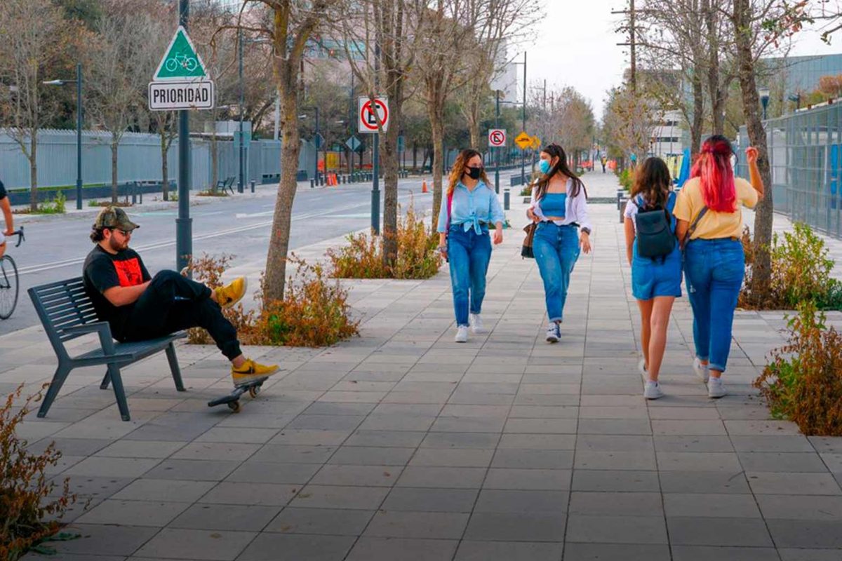 jovenes-caminando-calles-distrito-tec
